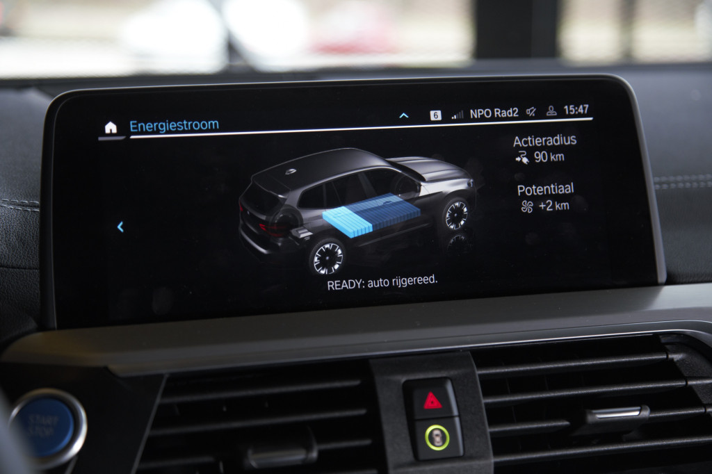 De elektrische BMW iX3 in 5 vragen: waarom hij 20.000 euro duurder is dan een Volkswagen ID.4 ...