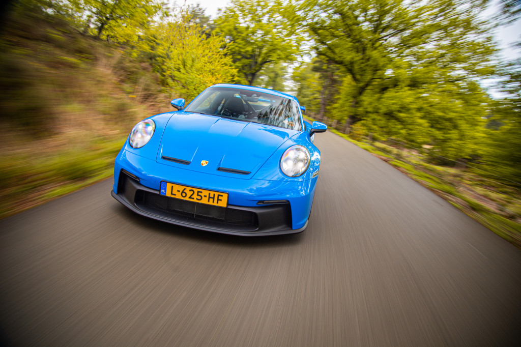 Primeira análise - No Porsche 911 GT3 não é só o motor que grita de prazer.  Você também ...