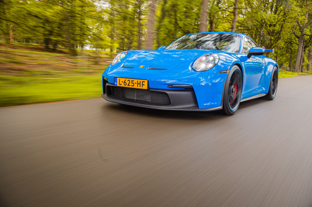 First review - In the Porsche 911 GT3 not only the engine screams with pleasure.  You too ...