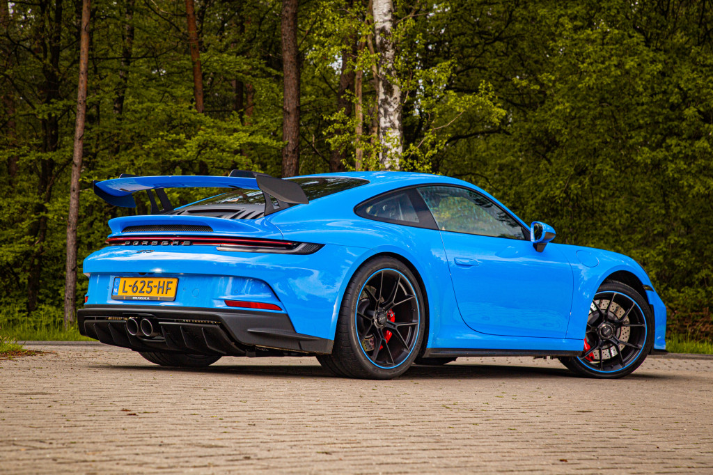 First review - In the Porsche 911 GT3 not only the engine screams with pleasure.  You too ...