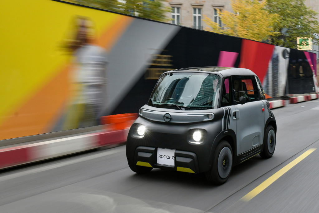 Eerste review Opel Rocks-e (2022): slechter dan een auto, beter dan een scooter