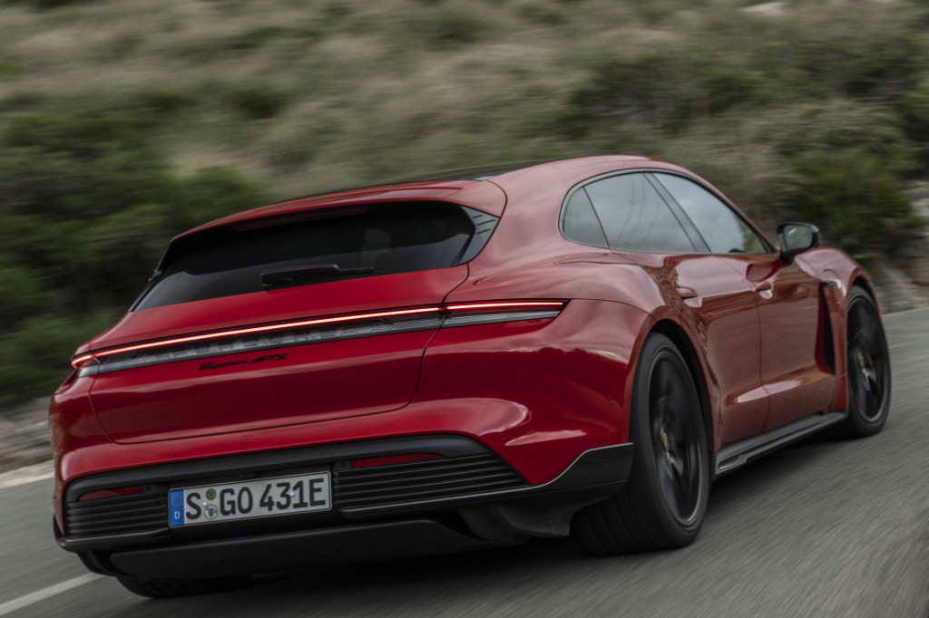 First Review Porsche Taycan GTS Sport Turismo (2021) - Your Dog Will Curse You!