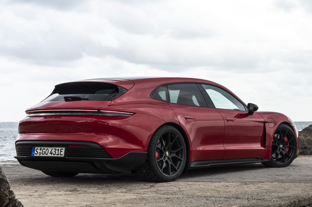 First Review Porsche Taycan GTS Sport Turismo (2021) - Your Dog Will Curse You!