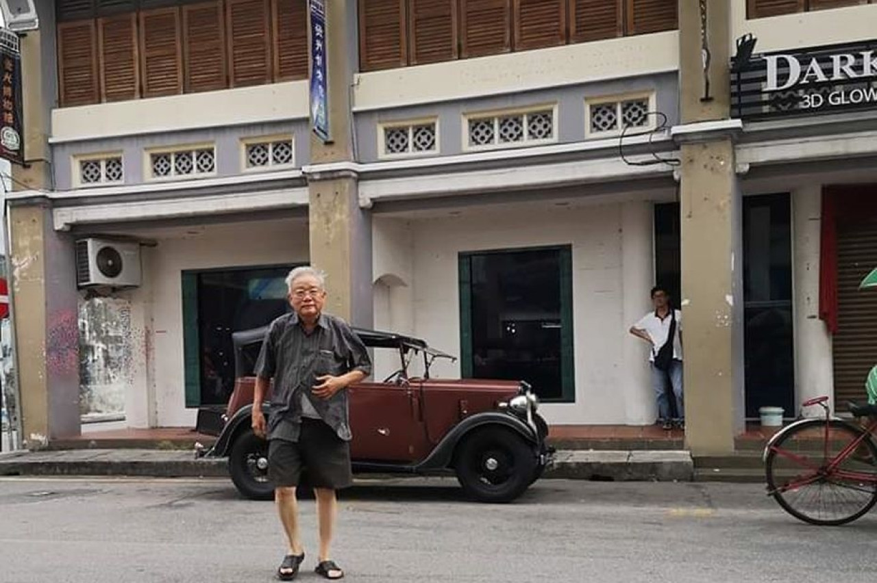 Autoliefde roest niet - Ouwe baas in Maleisië rijdt nog dagelijks in Austin Seven