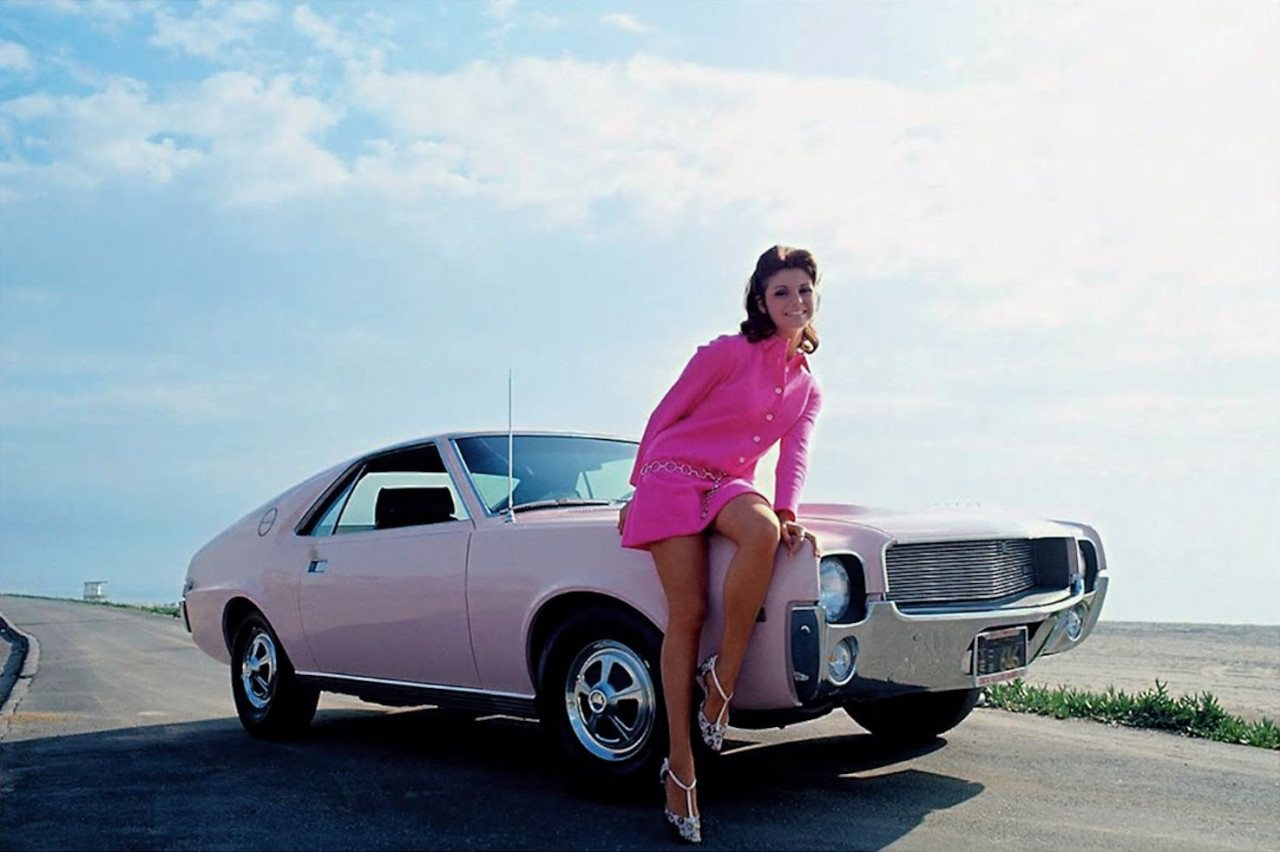 Top 10: Playboy Playmates en hun roze sportwagens