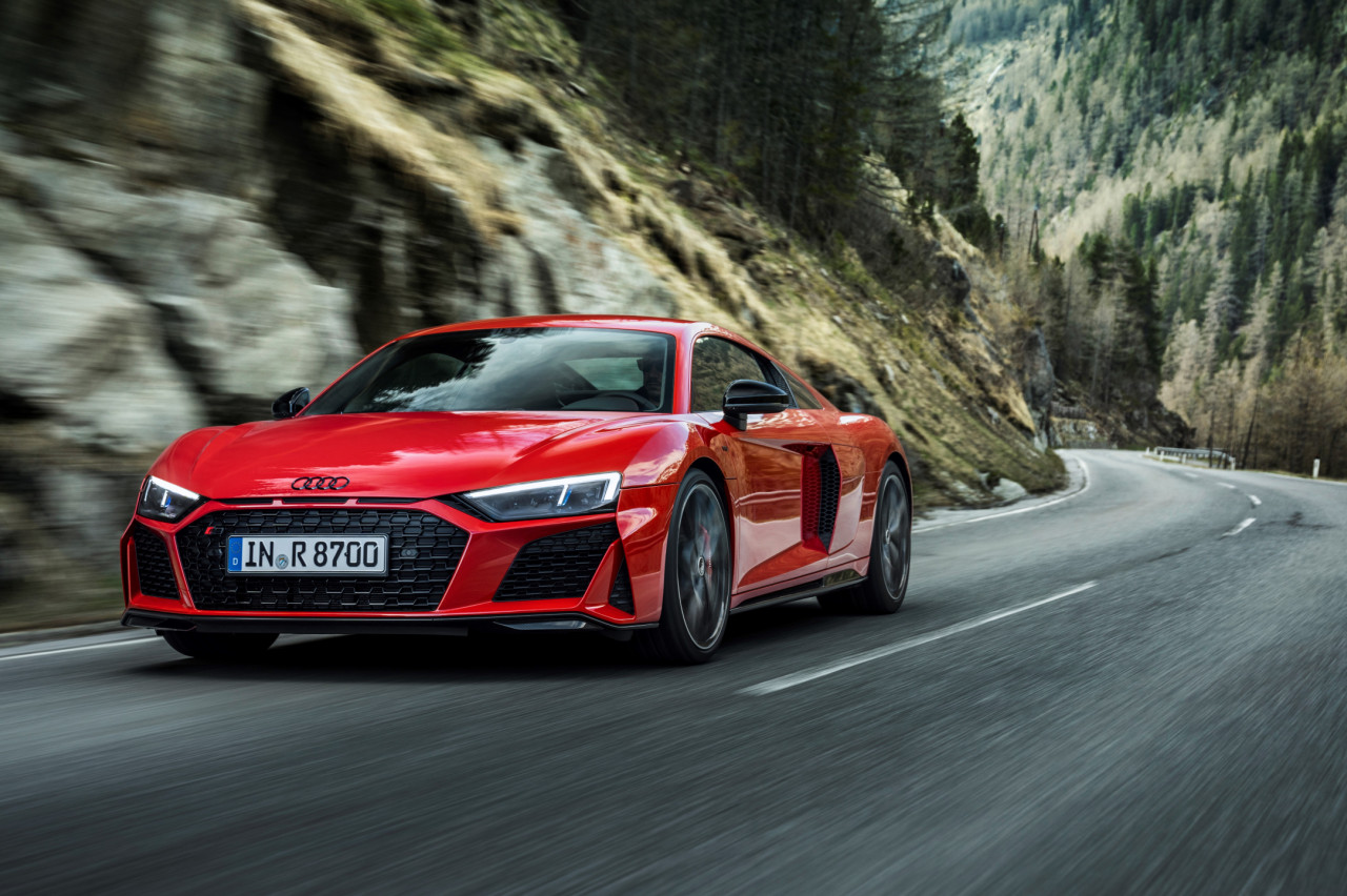 Does the new Audi R8 Performance RWD have real racing car DNA?