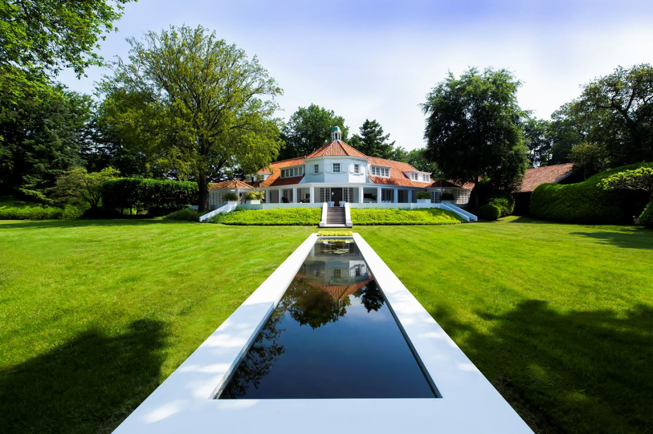 Spotted on Funda: the villa of Jan des Bouvrie.  Including 1 million euros worth of cars