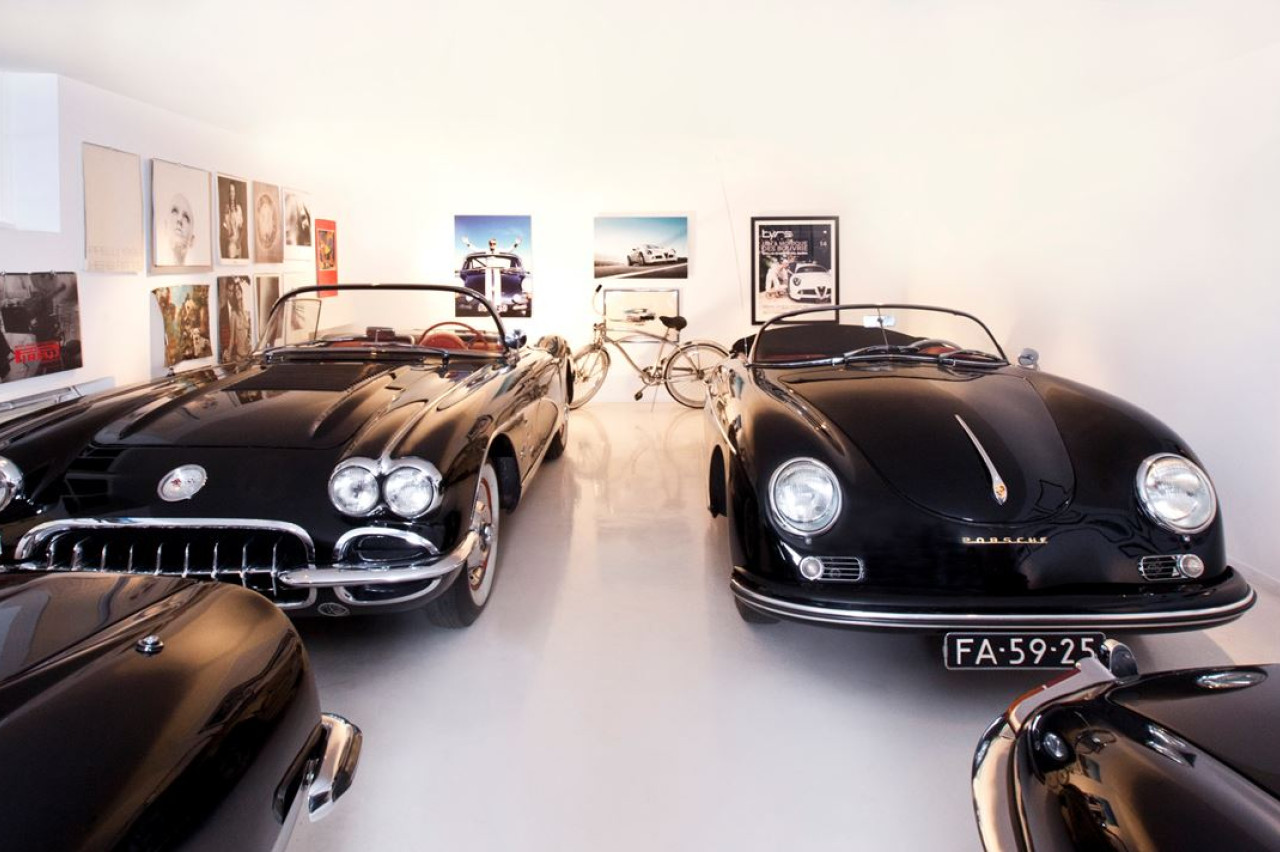 Spotted on Funda: the villa of Jan des Bouvrie.  Including 1 million euros worth of cars