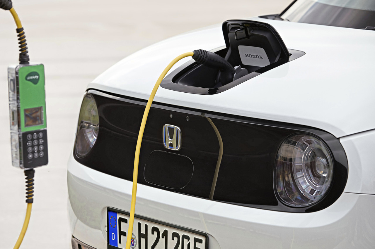 Waarom 20 procent van de elektrische auto-bezitters toch weer voor brandstof kiest