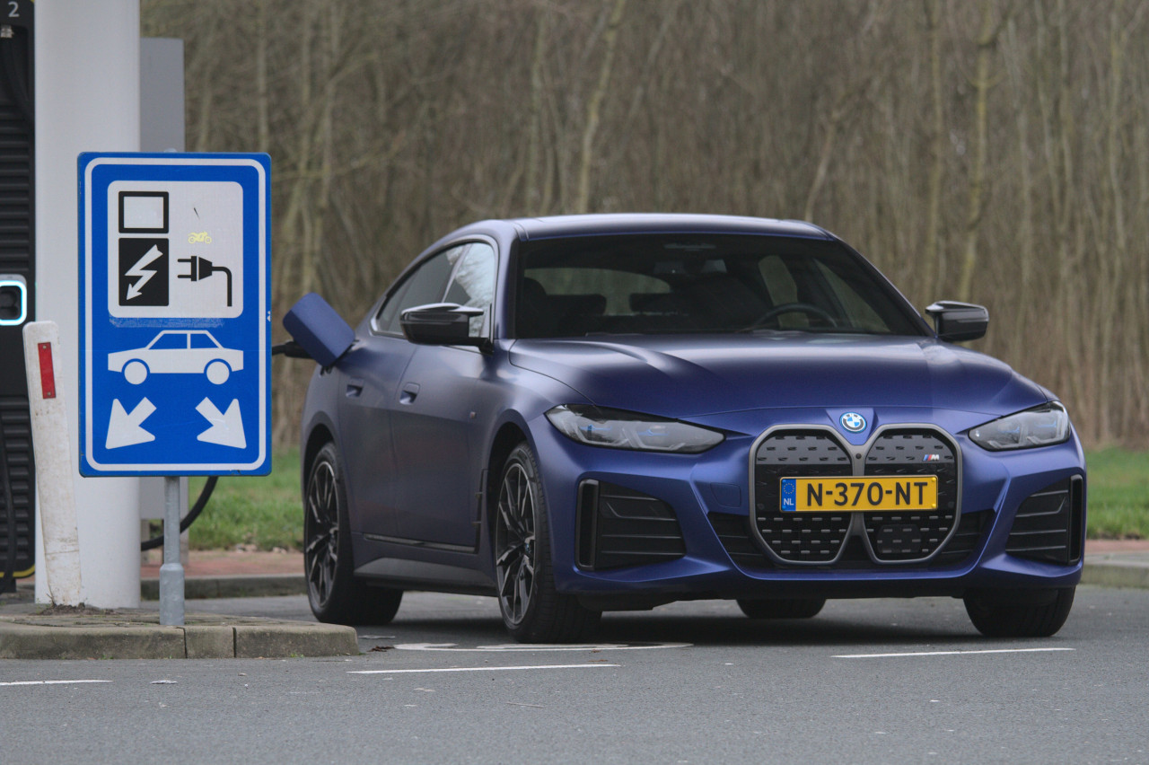 BMW i4: range measured at 100 km/h and 130 km/h