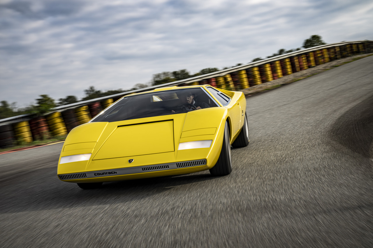 This is why the first Lamborghini Countach had a periscope - Techzle