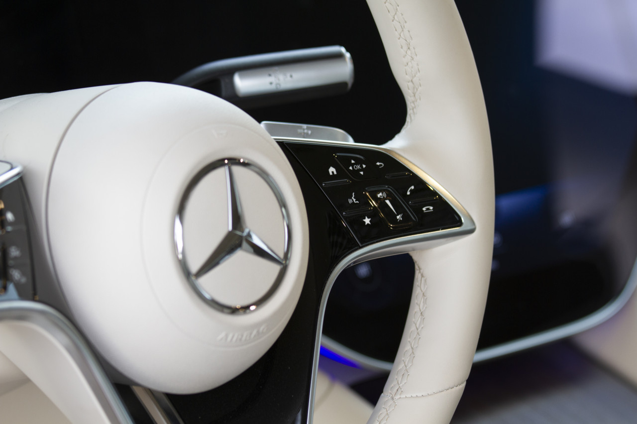 Three advantages and three disadvantages of the electric Mercedes EQS