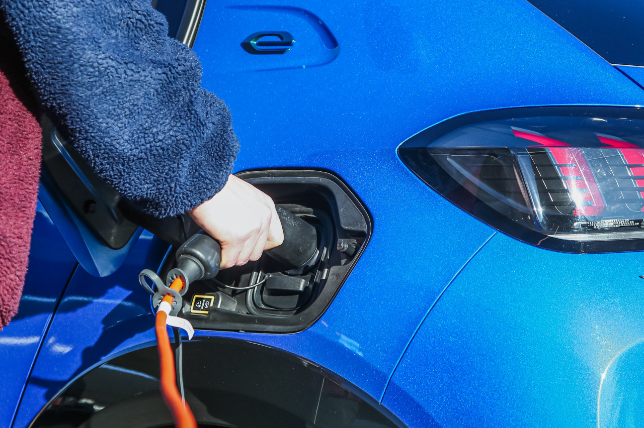 Which is cheaper, electric or petrol?  Comparison Peugeot e-208 and 208 1.2 PureTech.