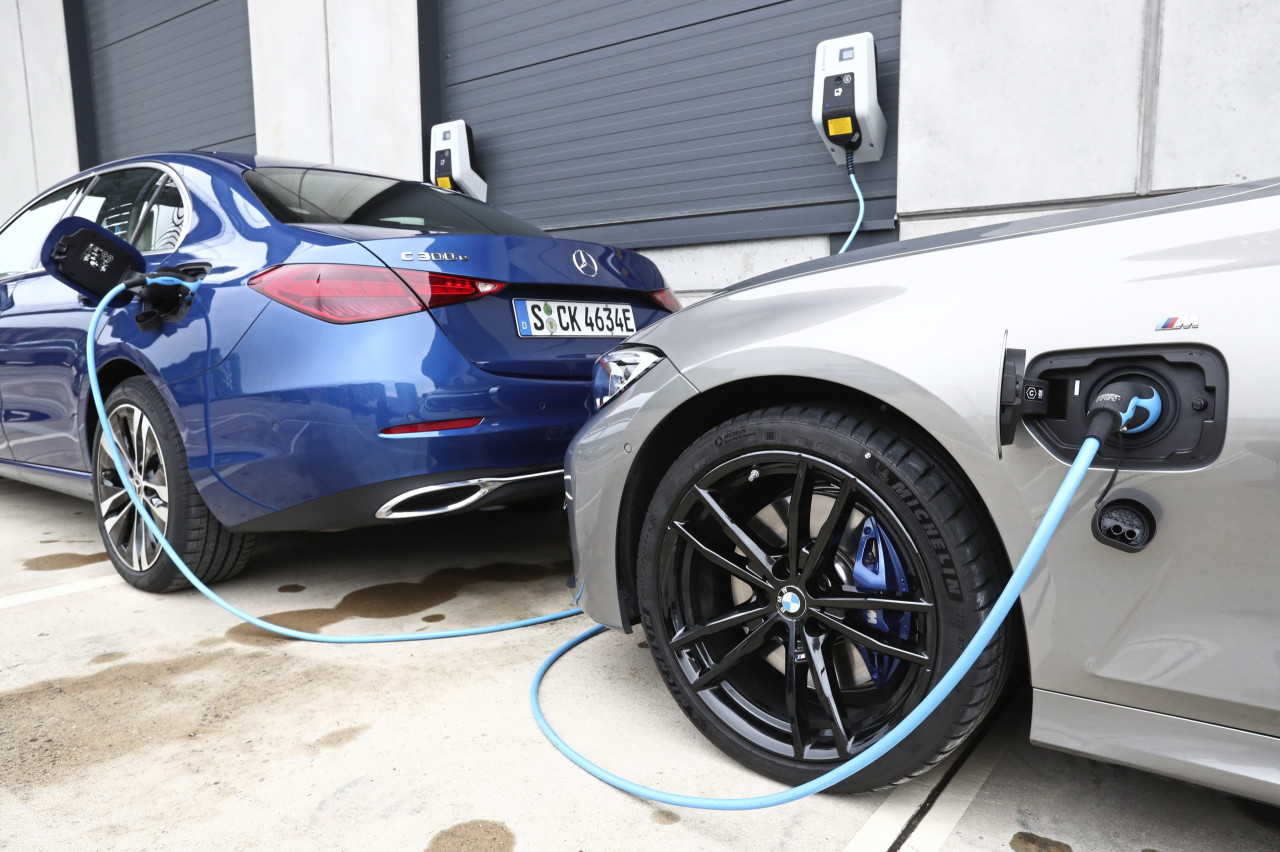TEST Why you're crazy if you order a Mercedes C-class or BMW 3-series without a plug