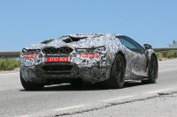 Nieuwe Lamborghini Aventador heeft vier enorme uitlaatpijpen. En een stekker ...