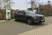 Aantal elektrische auto's in Nederland met 3470 procent (!) gestegen. Groot laadpaaltekort dreigt