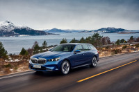 Nieuwe BMW 5-serie Touring en i5 Touring (2024): liefhebbers van benzine en typische BMW-achterklep moeten (even) huilen