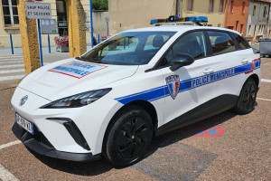 Raar! Franse politie rijdt in elektrische auto uit China