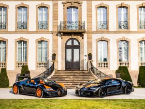 Rijkaard koopt niet één, niet twee, niet vier, maar acht Bugatti's tegelijk!