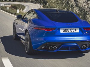 De vernieuwde Jaguar F-Type kijkt boos