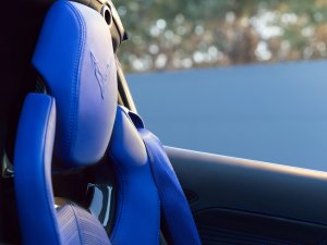 TEST: spotgoedkope Amerikaan daagt Europese hypercars uit