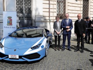 Italiaanse politie-Lamborghini brengt donornier in recordtijd naar ziekenhuis