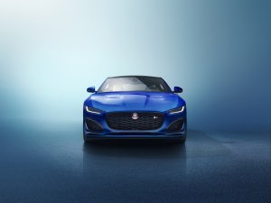 De vernieuwde Jaguar F-Type kijkt boos