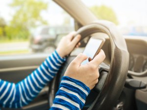 Autorijden en je mobiele telefoon: wat moet je weten?