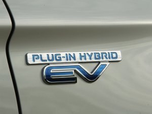 Wegenbelasting (plug-in) hybride auto: dit betaal je in 2024