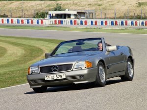 Partytime: Mercedes SL R129 viert 30ste verjaardag