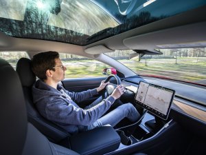 Tesla Autopilot werkt maar matig, vindt Euro NCAP