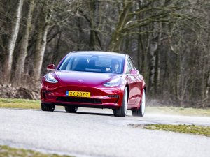 Dronken man mept Tesla Model 3: 4500 euro schade