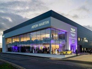 Hoe kan het dat Aston Martin nu al weer verlies maakt?