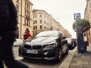 BMW 225xe Active Tourer krijgt grotere accu en meer elektrobereik