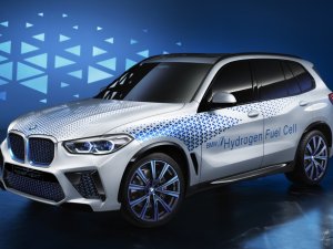 BMW i Hydrogen NEXT ademt alleen maar waterdamp uit