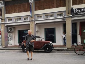 Autoliefde roest niet - Ouwe baas in Maleisië rijdt nog dagelijks in Austin Seven