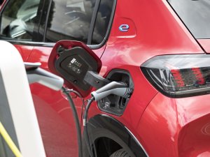 Onderzoek: thuis opladen van elektrische auto scheelt honderden euro's