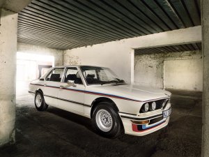 Oervader BMW M5 in ere hersteld