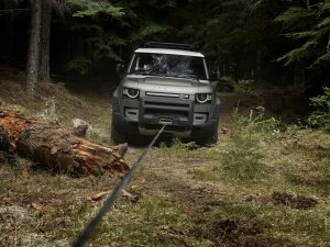 Nieuwe Land Rover Defender kan terreinrijden op afstandsbediening