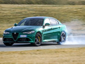 Alfa Romeo doet iets wat dealers en liefhebbers blij maakt (maar klimaatactivisten niet)