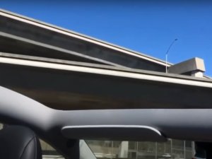 Kwaliteitsproblemen: Tesla verliest glazen dak en zakt door ophanging