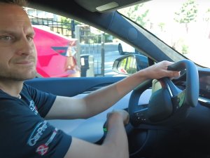 VIDEO - Dit is waarom het Knight Rider-stuurtje van Tesla niet werkt