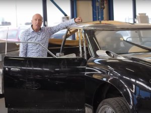 VIDEO REPORTAGE - Hoe deze Nederlander de super-suv van Spyker restaureert