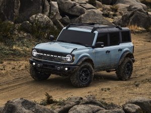 Ford Bronco 'promoot' concurrent Jeep Wrangler op banden