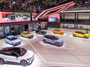 Nieuwe Renault 5 ontmoet oudere broertjes op IAA, gaat in 2024 in productie