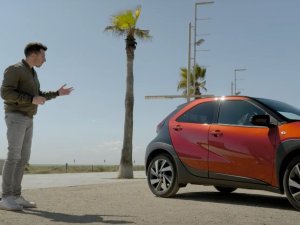 VIDEO - Toyota Aygo X review: wie heeft er nou zitplek op de achterbank nodig?