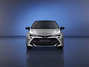 Het kan niet op bij de vernieuwde Toyota Corolla: meer schermen en meer vermogen