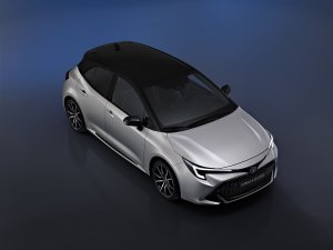 Het kan niet op bij de vernieuwde Toyota Corolla: meer schermen en meer vermogen