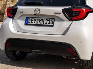 Review Mazda 2 Hybrid (2024): koop deze auto niet (maar private lease hem)!