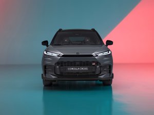 Vernieuwde Toyota Corolla Cross zet grote muil op en doet Volkswagen na
